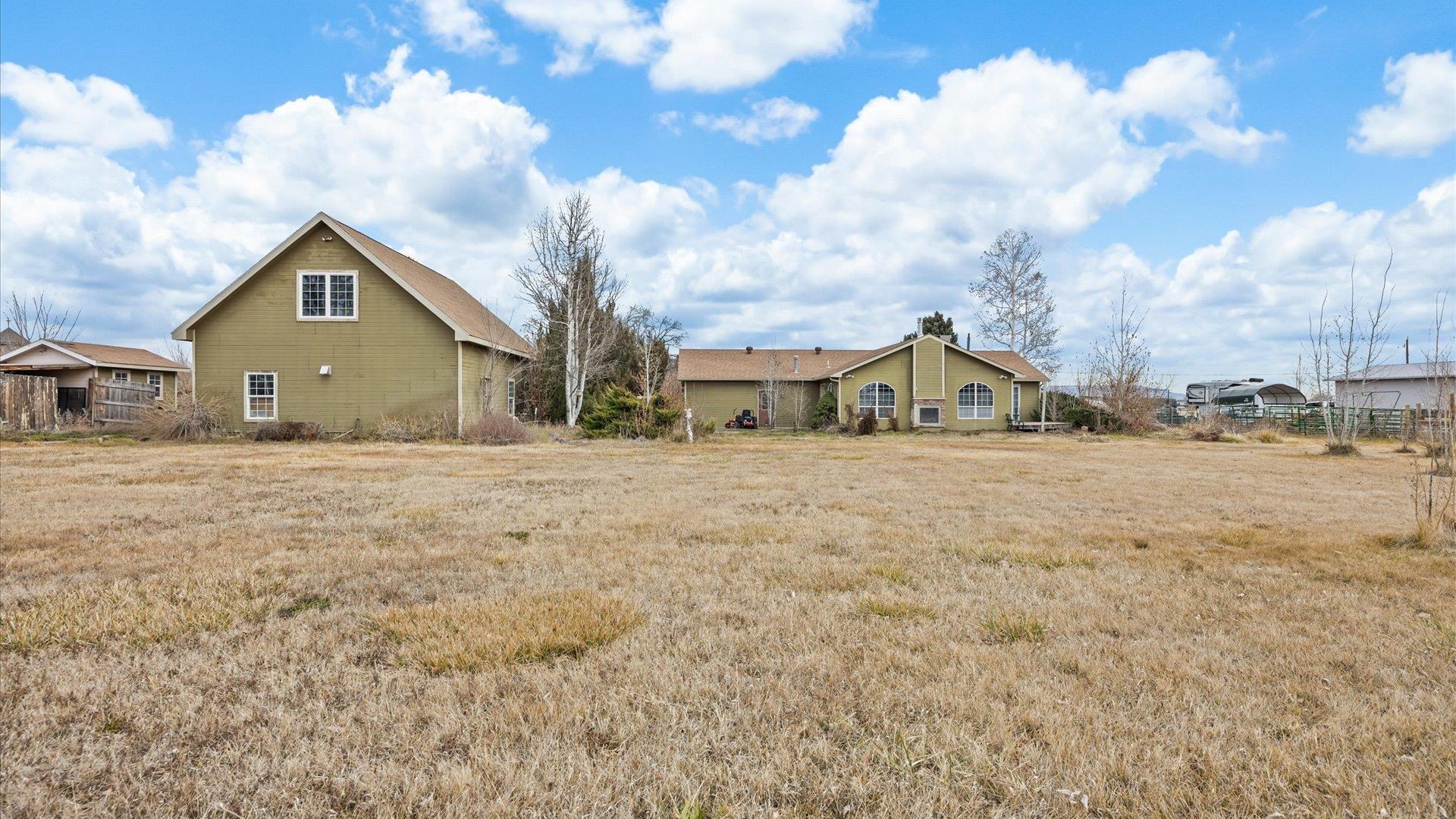 1195-17 1/2 North 1/2 Road Fruita, CO 81521 - Photo 29 of 33 a house view with a garden