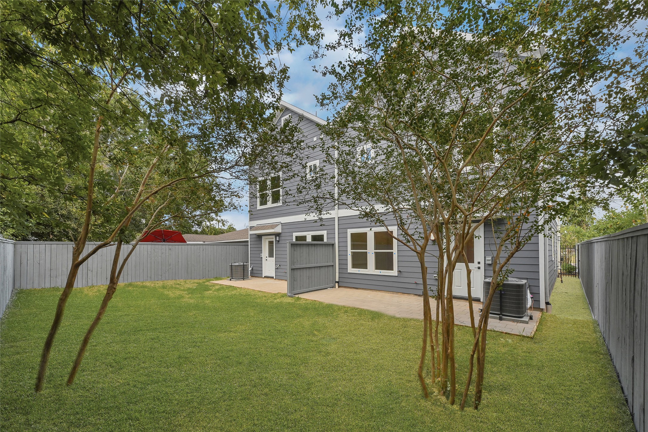 3834 Mt Pleasant Street Houston, TX 77021 - Photo 5 of 50 a house view with a outdoor space
