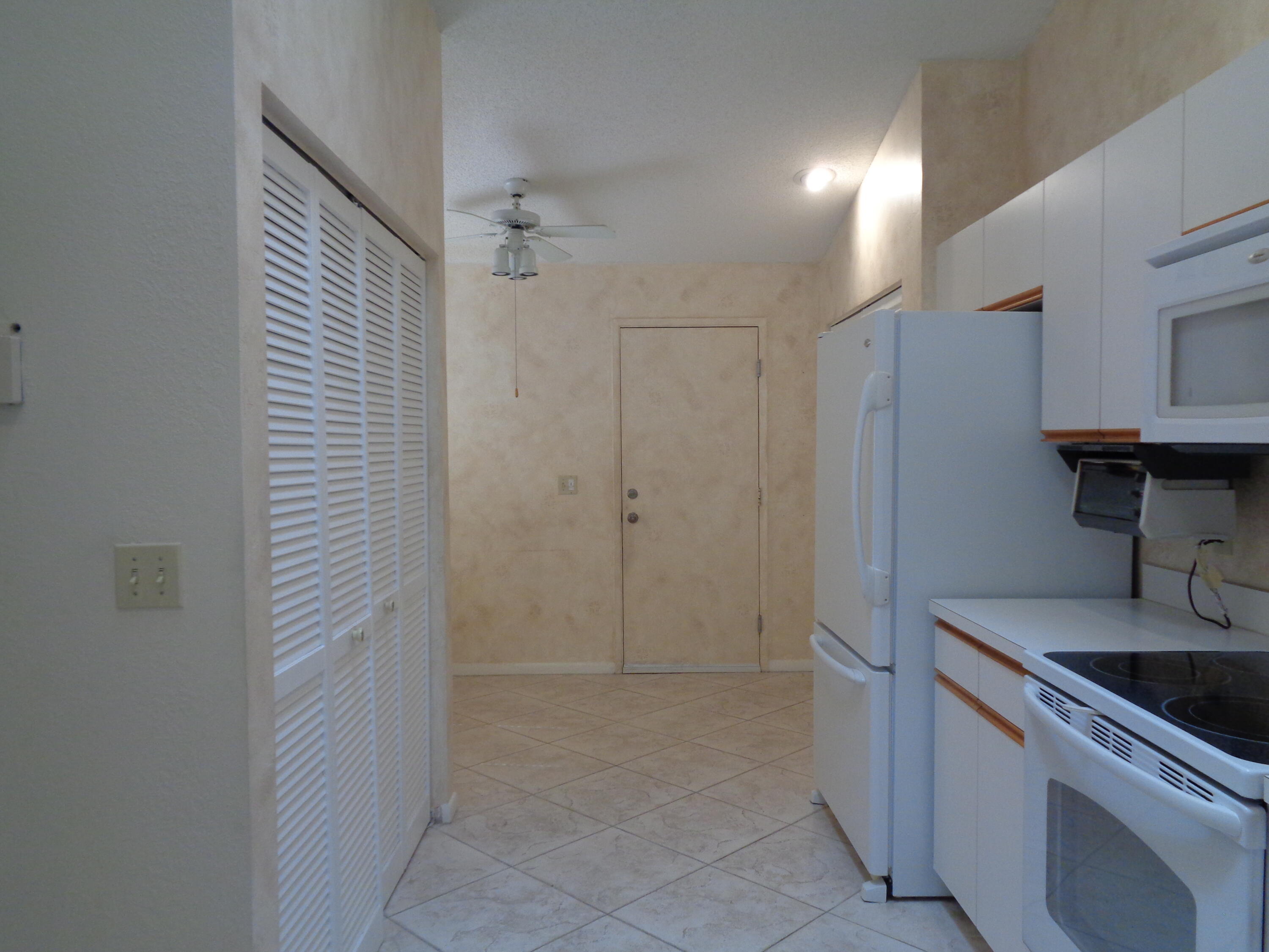 8299 Sun Lake Drive, Unit B Boca Raton, FL 33496 - Photo 7 of 47 Kitchen