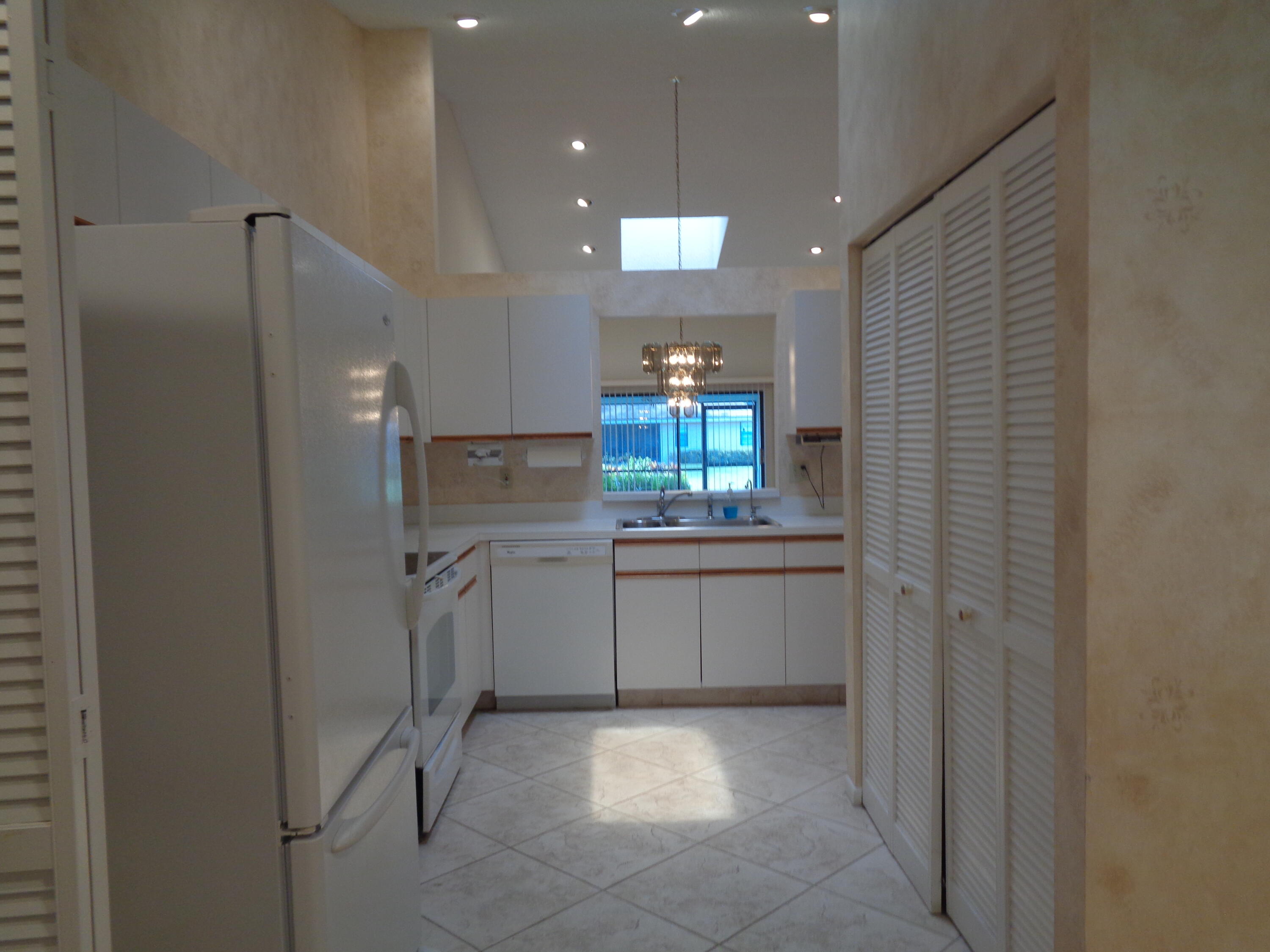 8299 Sun Lake Drive, Unit B Boca Raton, FL 33496 - Photo 8 of 47 004 (2)