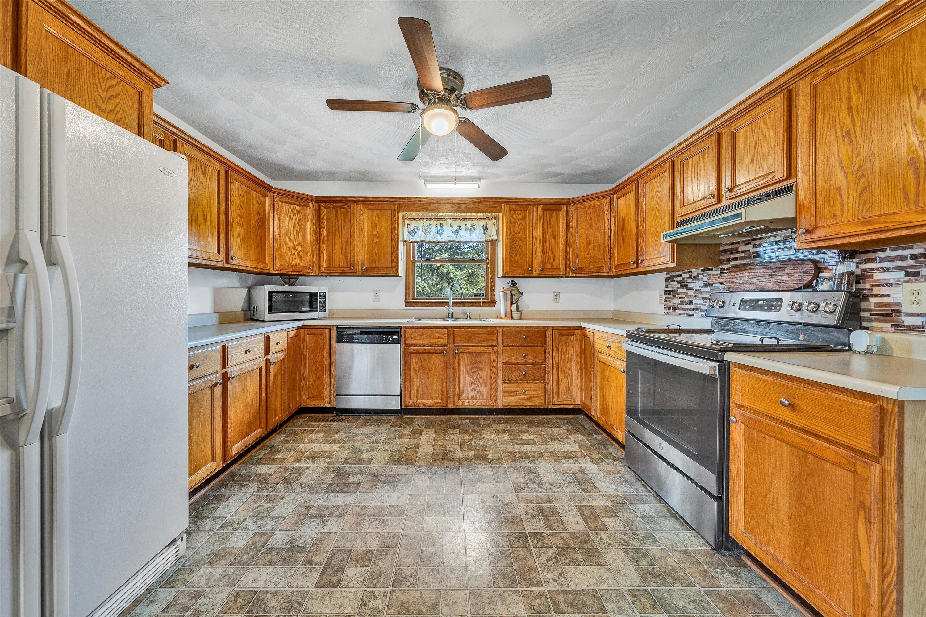 2023 Lipscomb Road Moneta, VA 24121 - Photo 10 of 41 08-092020240195