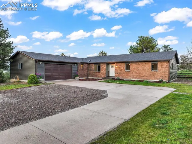 a front view of house with garage and yard