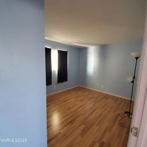 a view of empty room with window