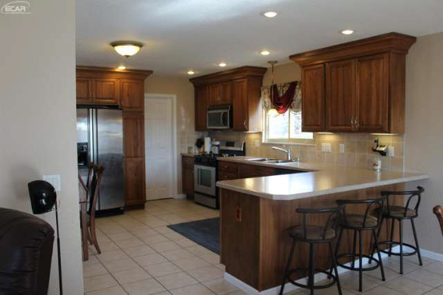 6196 Torrey Road Flint, MI 48507 - Photo 5 of 38 21129272-4.JPG