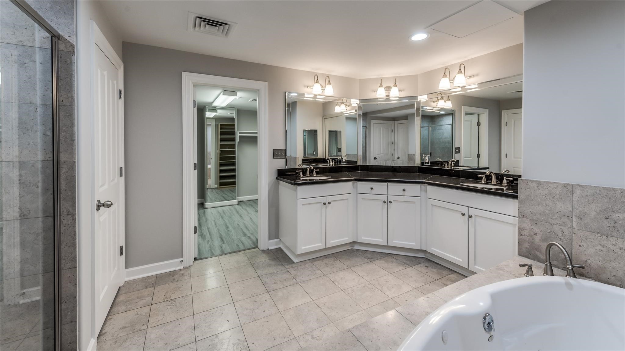 914 Main Street, Unit 1503 Houston, TX 77002 - Photo 13 of 33 a bathroom with a sink and a mirror