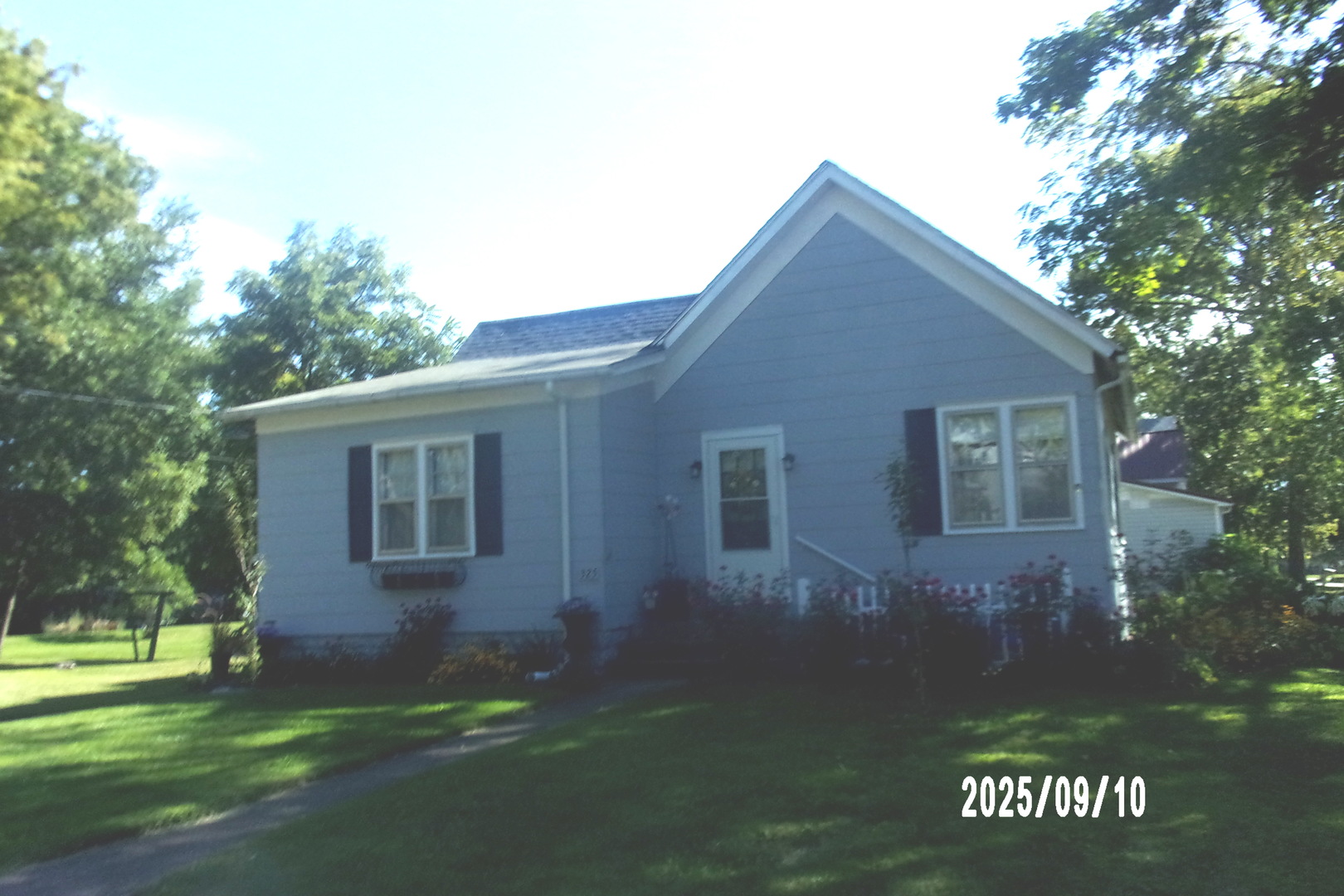 325 South Race Street Piper City, IL 60959 - Photo 3 of 25 a view of a house with a yard