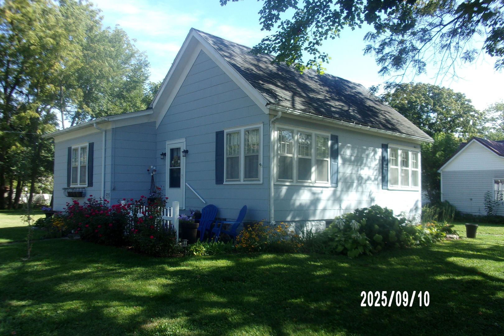 325 South Race Street Piper City, IL 60959 - Photo 4 of 25 a front view of house with a garden and patio