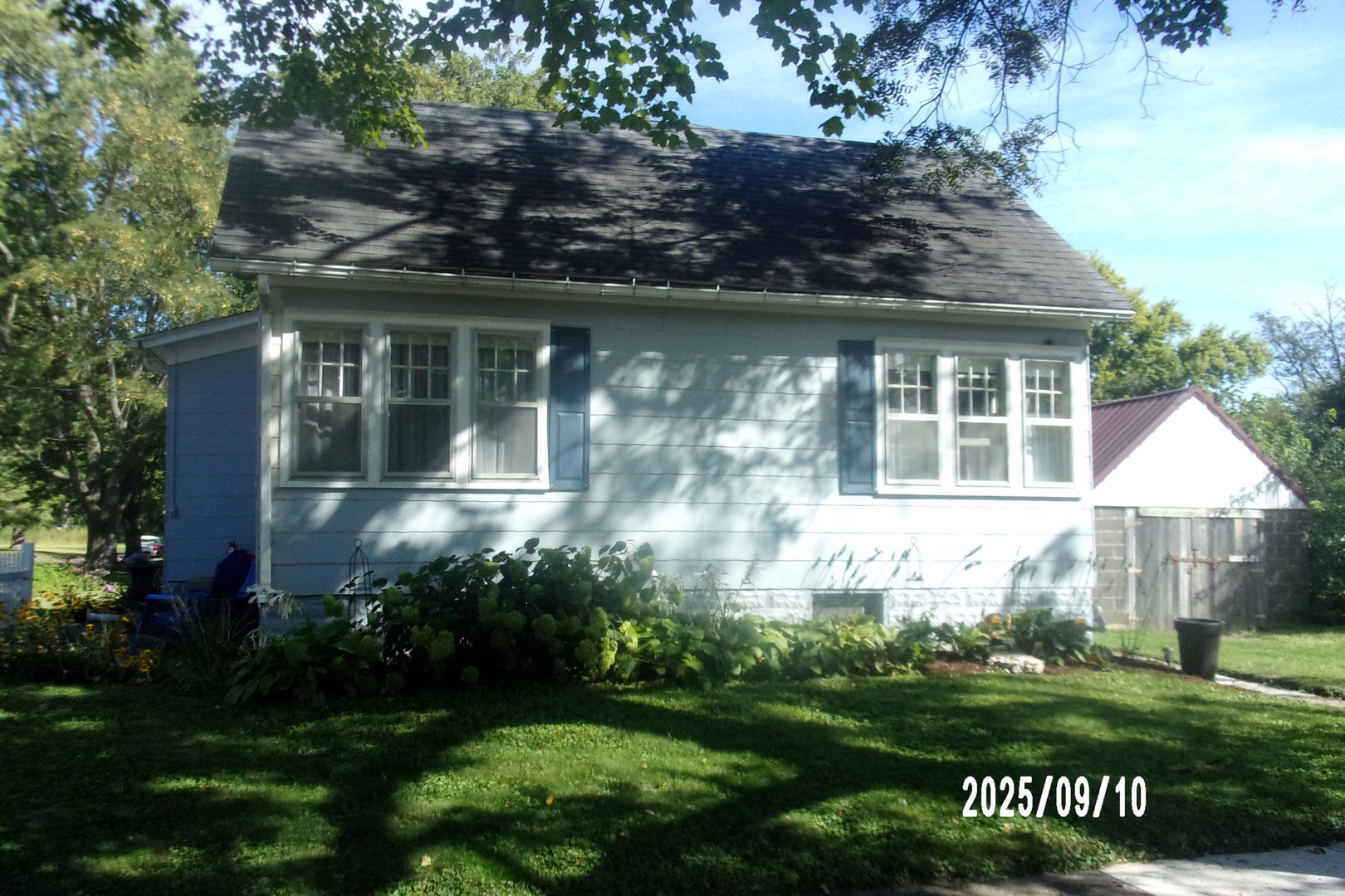 325 South Race Street Piper City, IL 60959 - Photo 5 of 25 a front view of a house with a garden