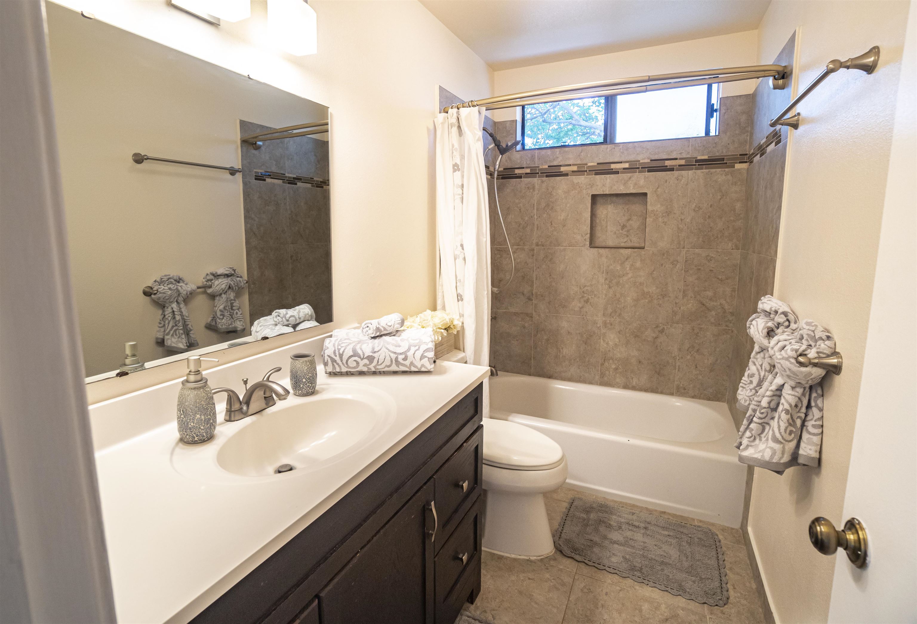 150 Hui Rd F Lahaina, HI 96761 - Photo 16 of 29 Guest Bathroom