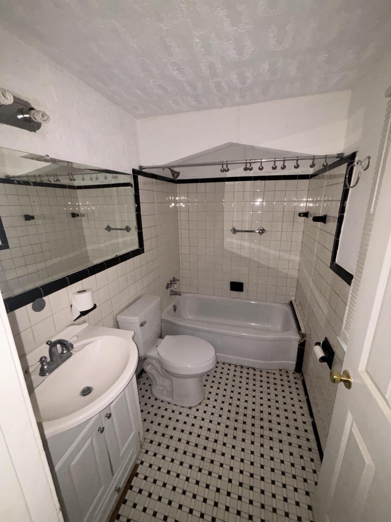 18089 Schaefer Highway Detroit, MI 48235 - Photo 8 of 14 IMG_2529