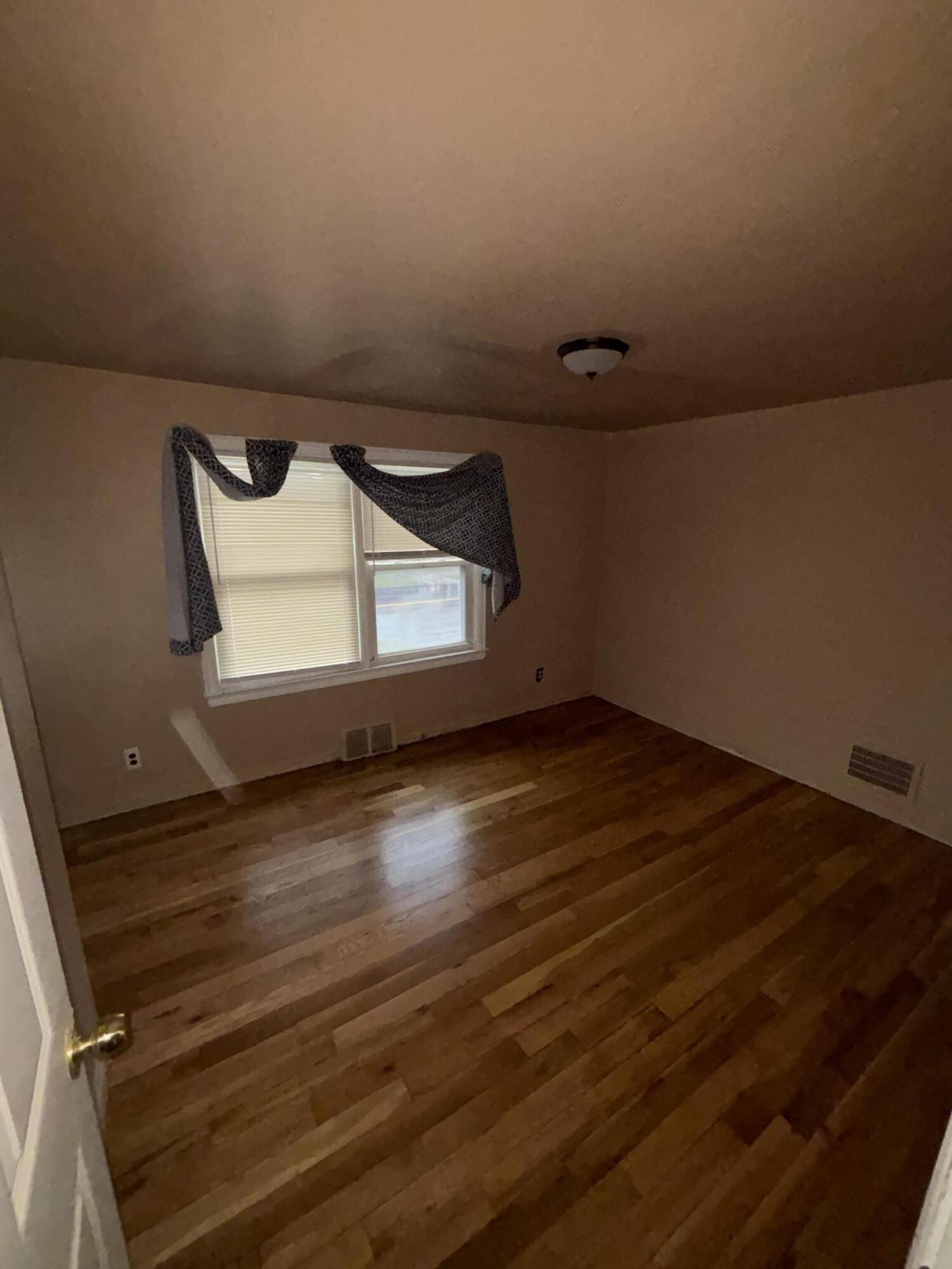 18089 Schaefer Highway Detroit, MI 48235 - Photo 9 of 14 IMG_2530