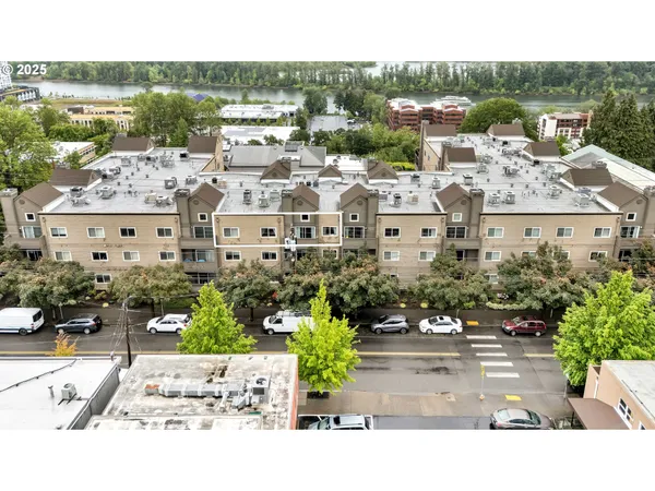 $329,000 | 4320 South Corbett Avenue, Unit 302, Portland, OR 97239