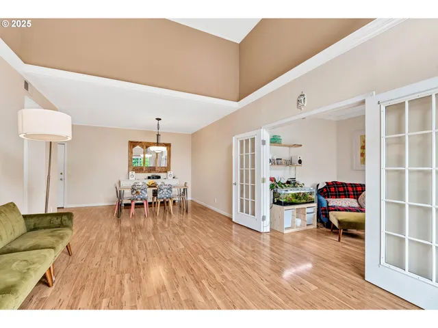 $329,000 | 4320 South Corbett Avenue, Unit 302, Portland, OR 97239