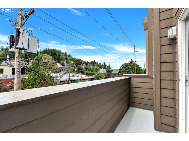 $329,000 | 4320 South Corbett Avenue, Unit 302, Portland, OR 97239