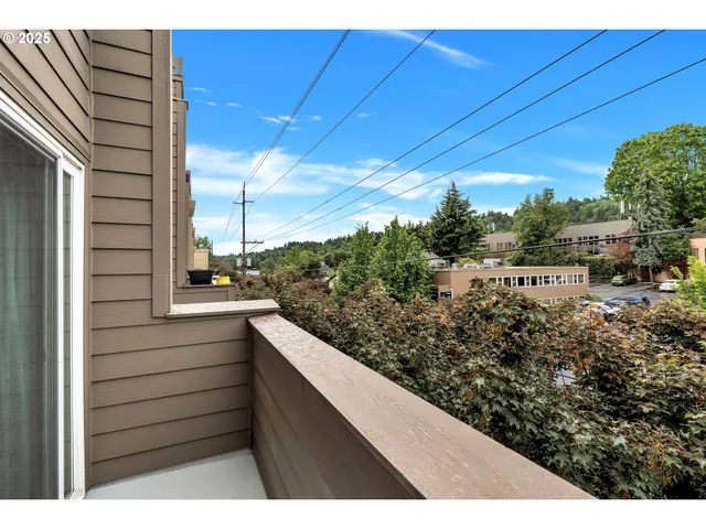 $329,000 | 4320 South Corbett Avenue, Unit 302, Portland, OR 97239