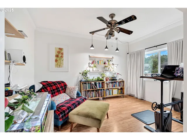 $329,000 | 4320 South Corbett Avenue, Unit 302, Portland, OR 97239