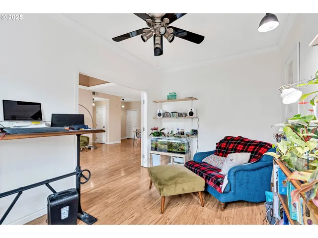 $329,000 | 4320 South Corbett Avenue, Unit 302, Portland, OR 97239