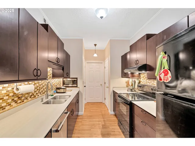 $329,000 | 4320 South Corbett Avenue, Unit 302, Portland, OR 97239