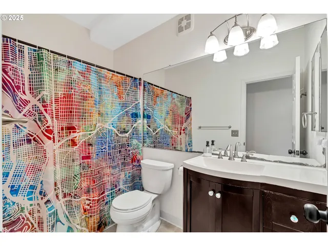 $329,000 | 4320 South Corbett Avenue, Unit 302, Portland, OR 97239