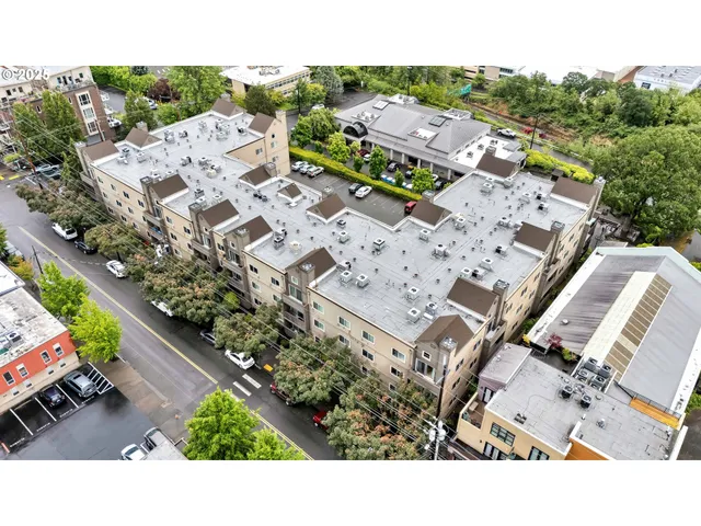 $329,000 | 4320 South Corbett Avenue, Unit 302, Portland, OR 97239