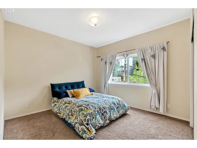 $329,000 | 4320 South Corbett Avenue, Unit 302, Portland, OR 97239