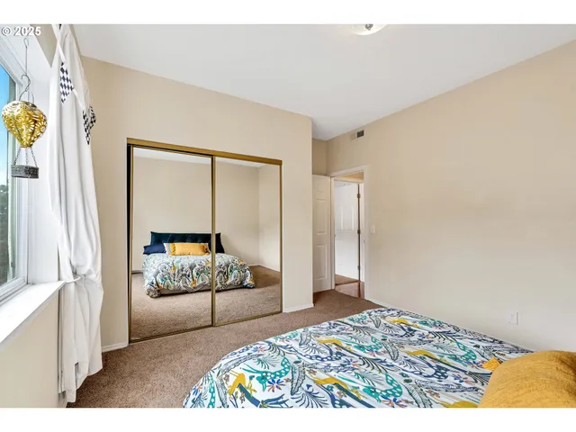 $329,000 | 4320 South Corbett Avenue, Unit 302, Portland, OR 97239