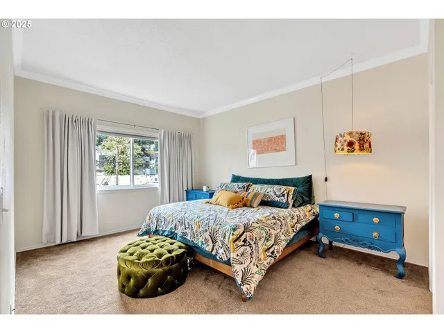 $329,000 | 4320 South Corbett Avenue, Unit 302, Portland, OR 97239