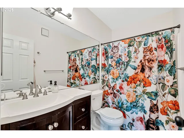 $329,000 | 4320 South Corbett Avenue, Unit 302, Portland, OR 97239