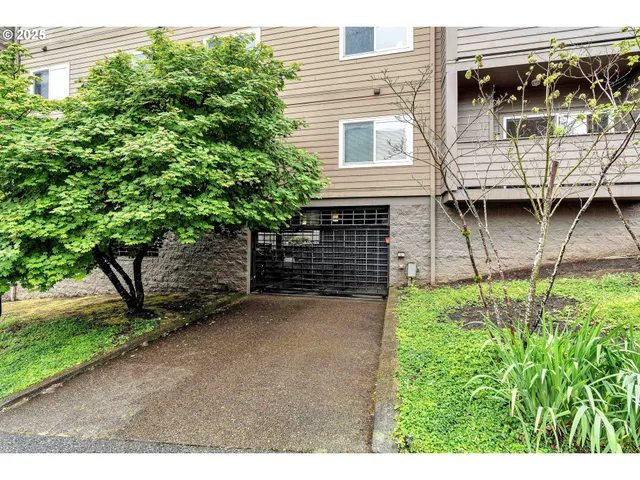 $329,000 | 4320 South Corbett Avenue, Unit 302, Portland, OR 97239