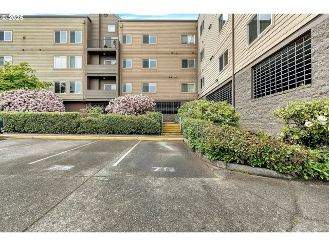 $329,000 | 4320 South Corbett Avenue, Unit 302, Portland, OR 97239