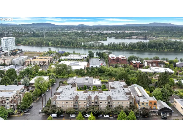 $329,000 | 4320 South Corbett Avenue, Unit 302, Portland, OR 97239