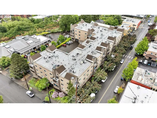 $329,000 | 4320 South Corbett Avenue, Unit 302, Portland, OR 97239