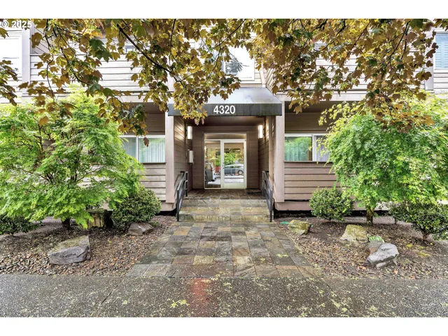 $329,000 | 4320 South Corbett Avenue, Unit 302, Portland, OR 97239