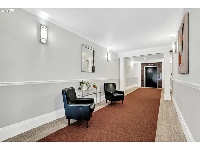 $329,000 | 4320 South Corbett Avenue, Unit 302, Portland, OR 97239