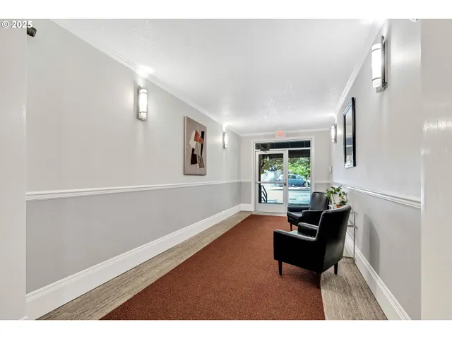 $329,000 | 4320 South Corbett Avenue, Unit 302, Portland, OR 97239