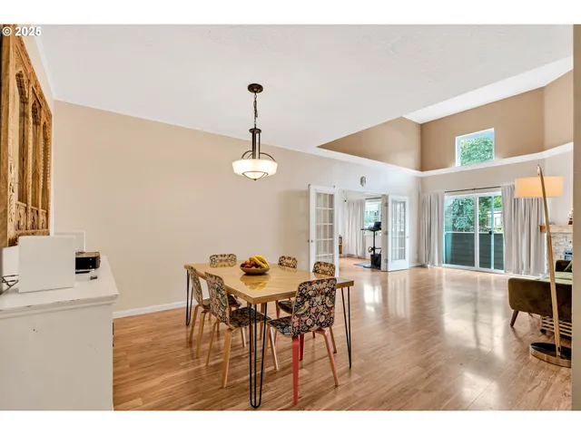 $329,000 | 4320 South Corbett Avenue, Unit 302, Portland, OR 97239