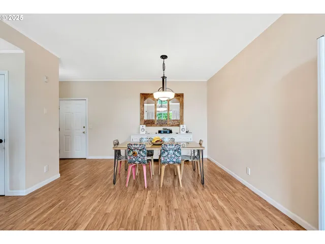 $329,000 | 4320 South Corbett Avenue, Unit 302, Portland, OR 97239