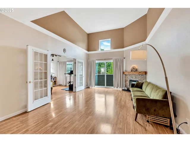 $329,000 | 4320 South Corbett Avenue, Unit 302, Portland, OR 97239