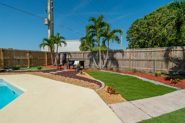 a view of a house with backyard and sitting area