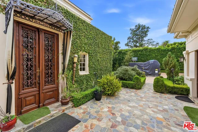 a view of a backyard with garden