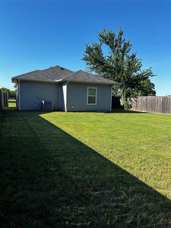 1908 Elizabeth Street Sherman, TX 75090 - Photo 15 of 17 a house view with a garden space