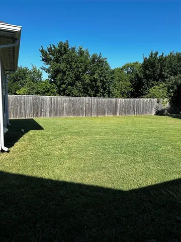 a view of a back yard