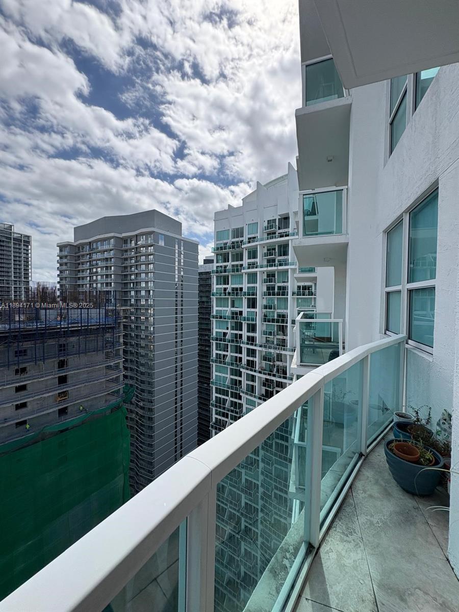 31 Southeast 5th Street, Unit 4016 Miami, FL 33131 - Photo 13 of 14 a balcony with a garden view