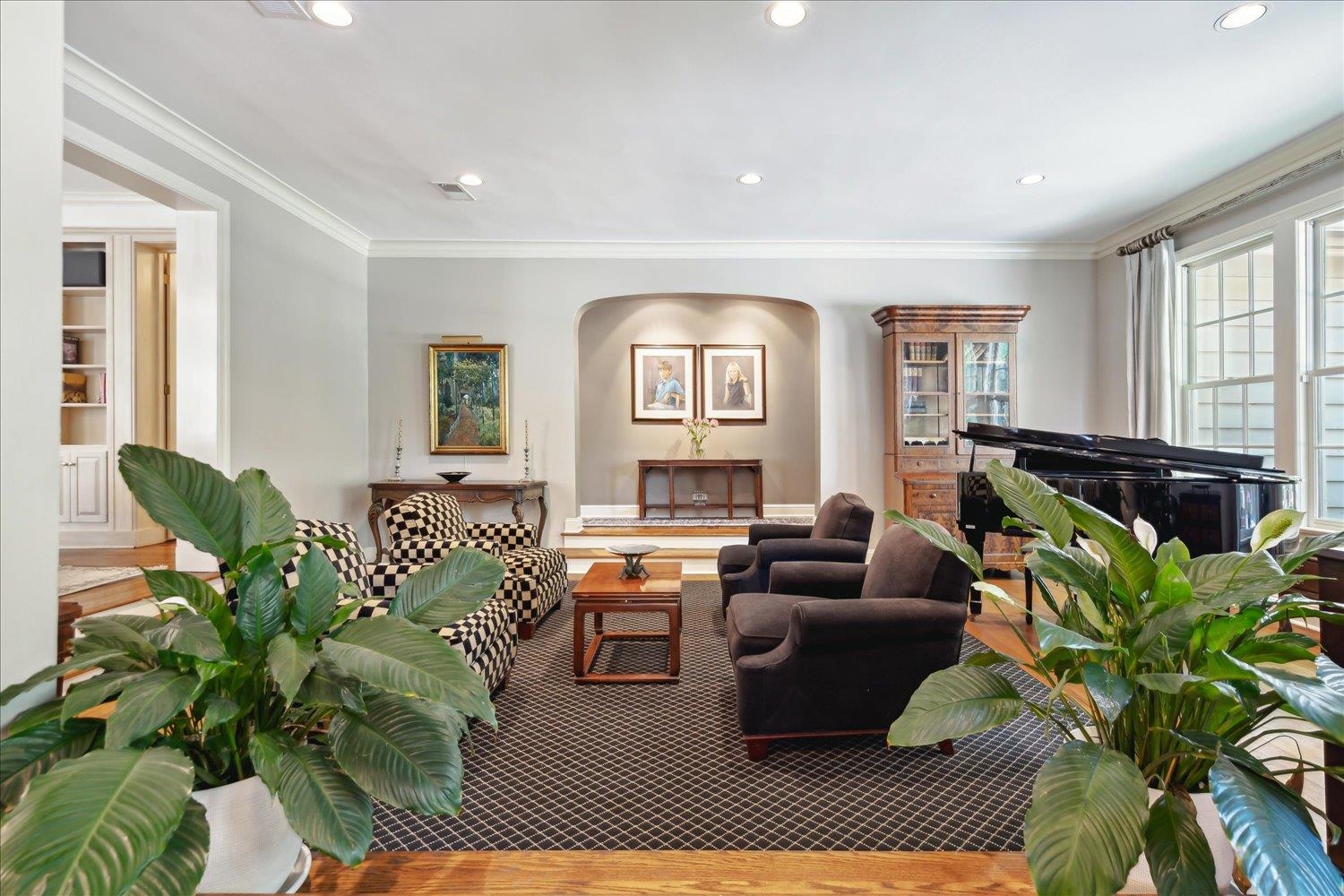24 South Rose Road Memphis, TN 38117 - Photo 8 of 40 a living room with furniture and a potted plant