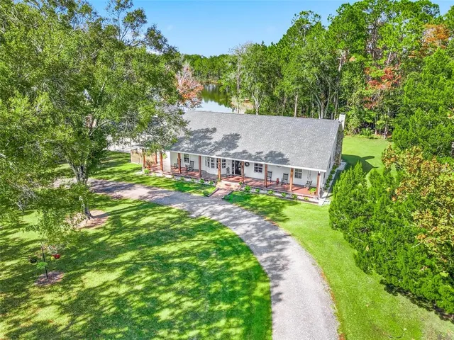a view of a house with backyard and garden