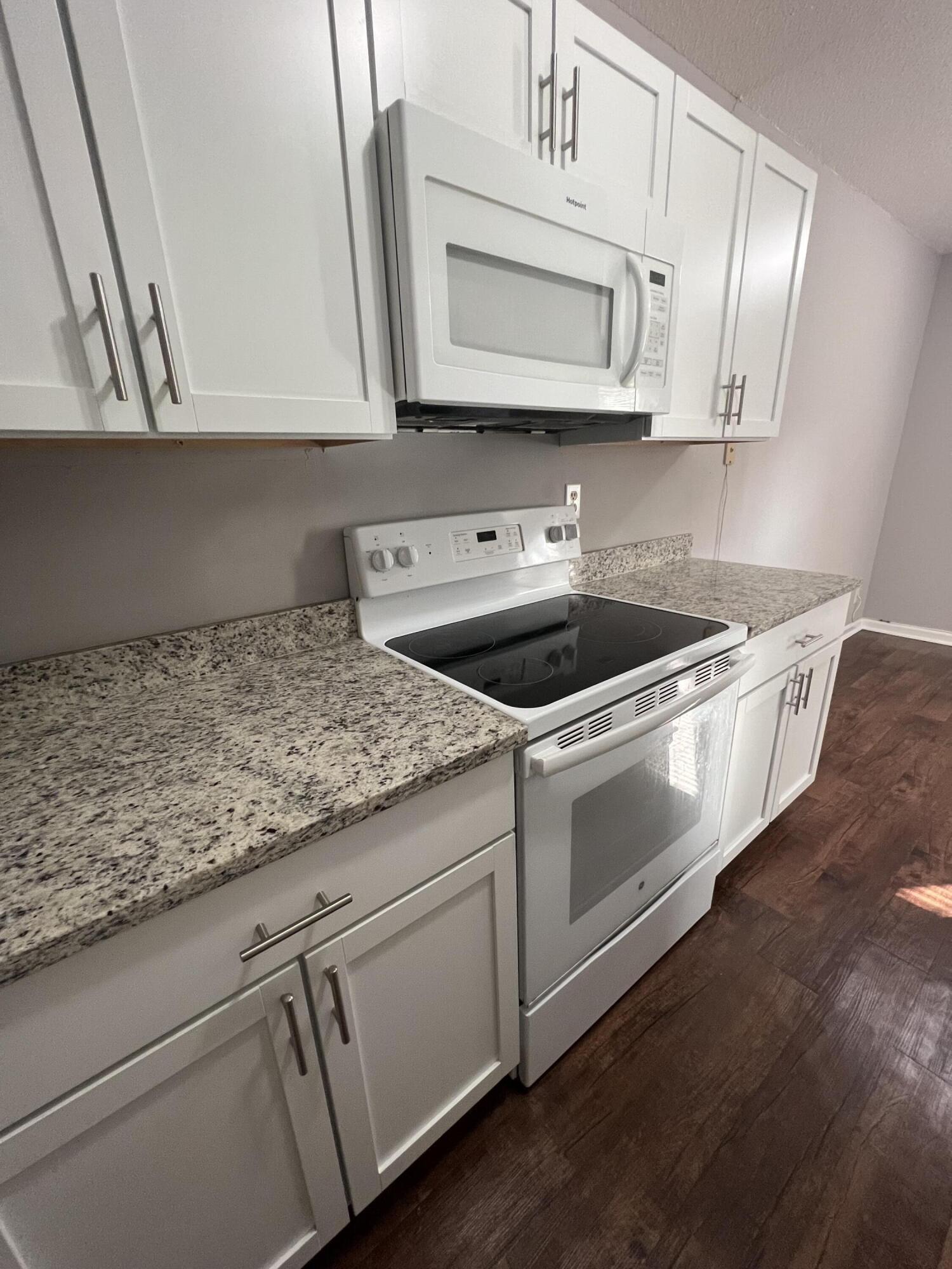 109 South Miller Street, Unit B Walterboro, SC 29488 - Photo 4 of 15 IMG_1653