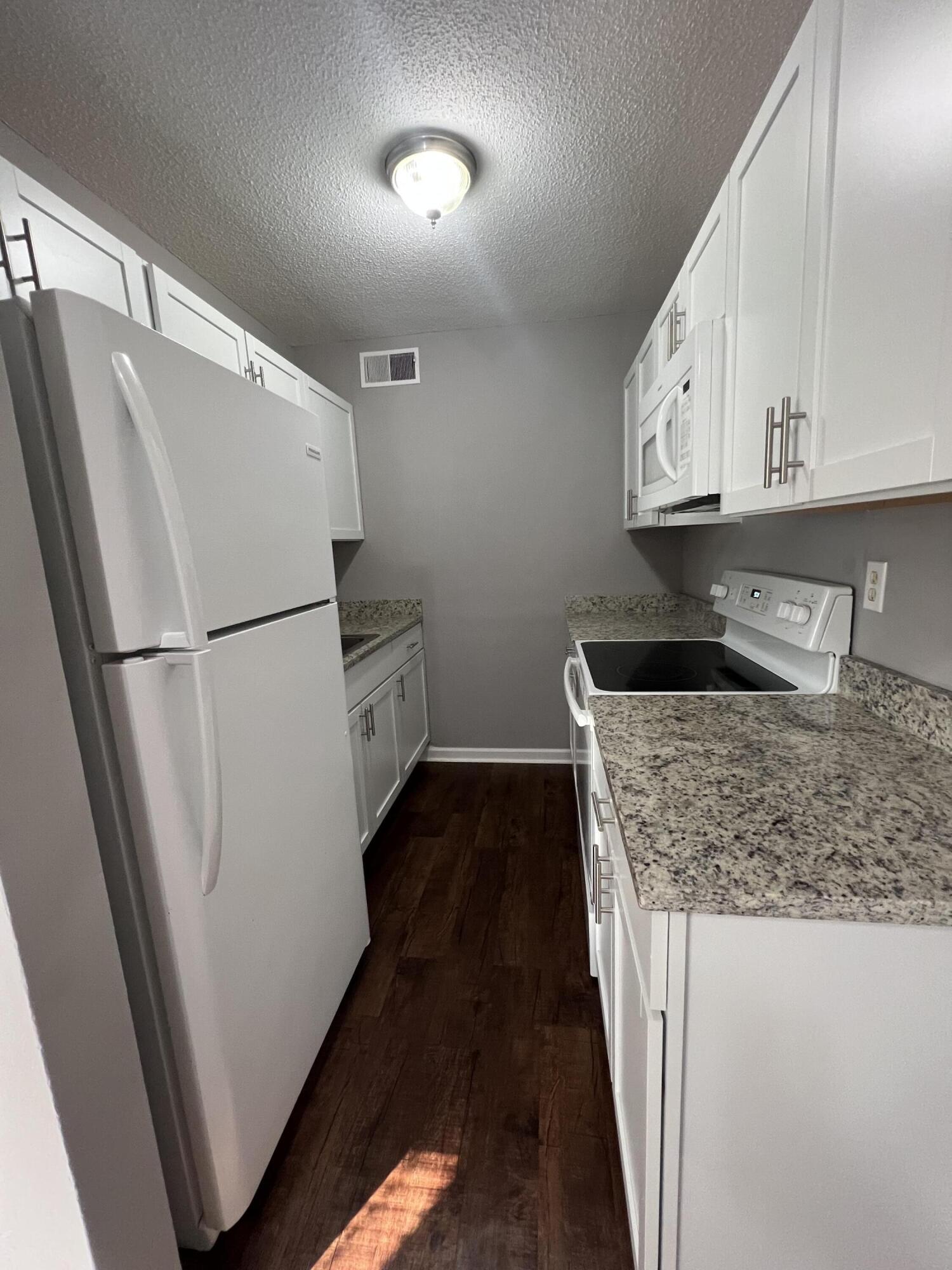 109 South Miller Street, Unit B Walterboro, SC 29488 - Photo 5 of 15 IMG_1652