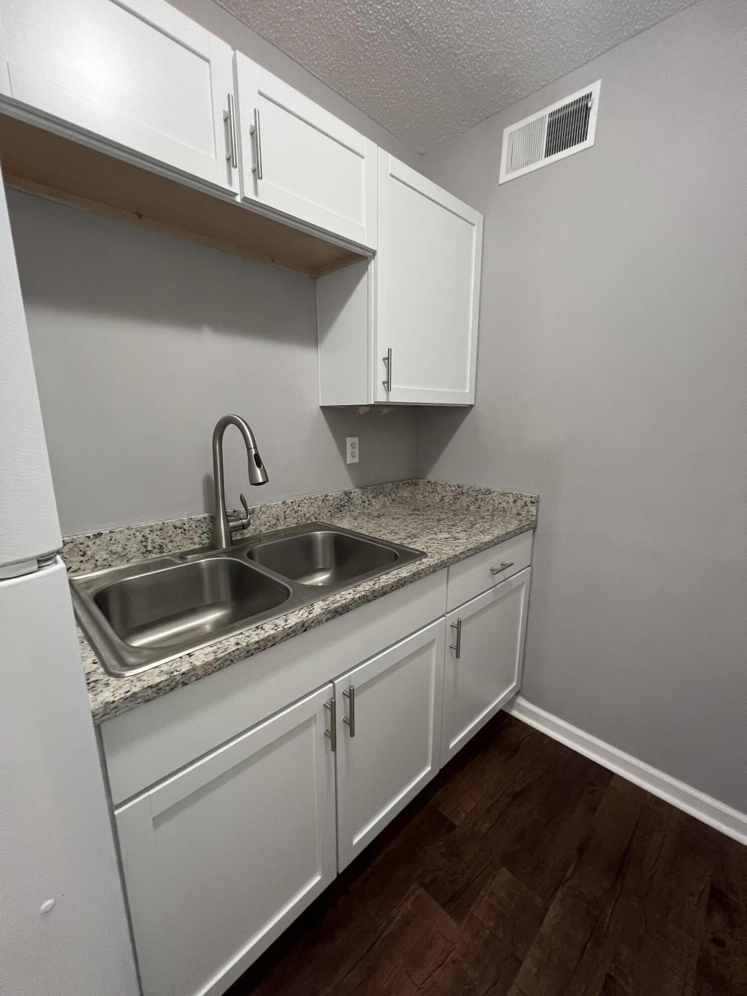 109 South Miller Street, Unit B Walterboro, SC 29488 - Photo 6 of 15 IMG_1654