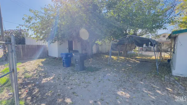 a view of a back yard