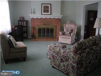 31 Duncan Lane Springfield, PA 19064 - Photo 2 of 11 Living Room